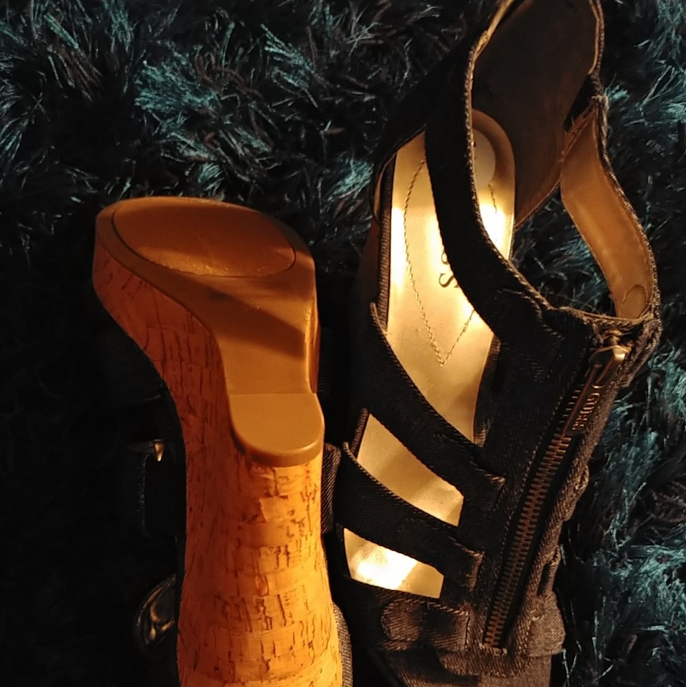 Guess wedges